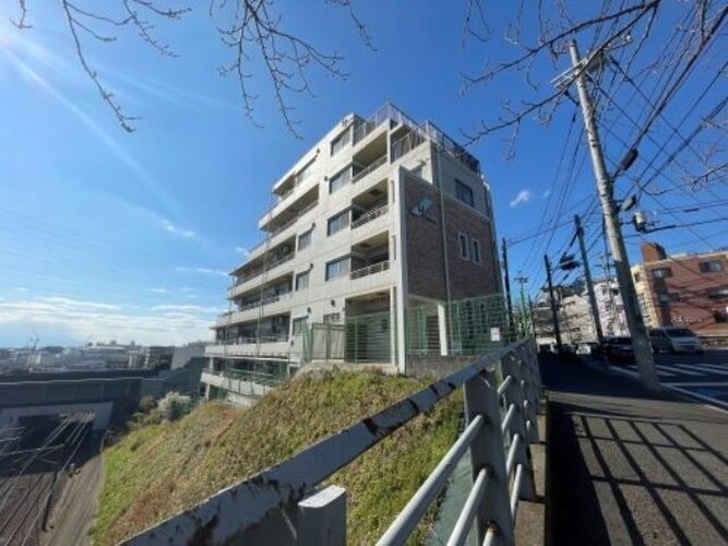 閑静な住宅街に佇むマンション。柔らかい色調とマットな素材が穏やかな雰囲気を奏でます。 閑静な住宅街に佇むマンション。柔らかい色調とマットな素材が穏やかな雰囲気を奏でます。