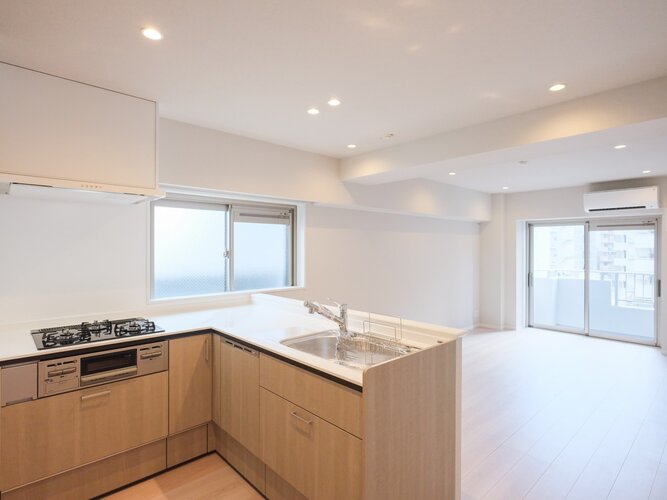 角部屋ならではの二面採光で、たっぷりの光と心地よい風が運ばれる明るいリビングです。温もりを感じる木目調のフローリングやホワイトのクロスが、上質な雰囲気を醸し出します。 角部屋ならではの二面採光で、たっぷりの光と心地よい風が運ばれる明るいリビングです。温もりを感じる木目調のフローリングやホワイトのクロスが、上質な雰囲気を醸し出します。