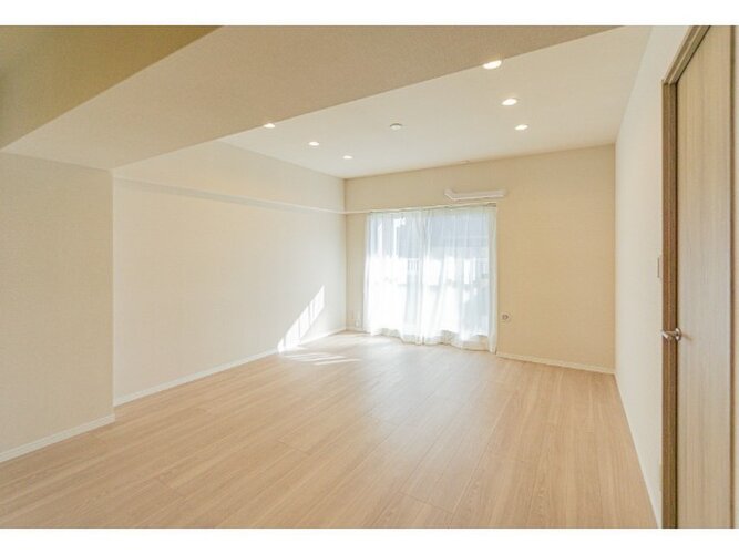 爽やかな風がそよぐ光に溢れた空間。清々しい気持ちになるお部屋です。 爽やかな風がそよぐ光に溢れた空間。清々しい気持ちになるお部屋です。