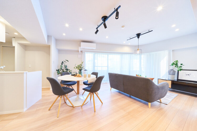 南東向きのワイドな窓があり、明るいリビングダイニング(約15.5帖)です。 南東向きのワイドな窓があり、明るいリビングダイニング(約15.5帖)です。