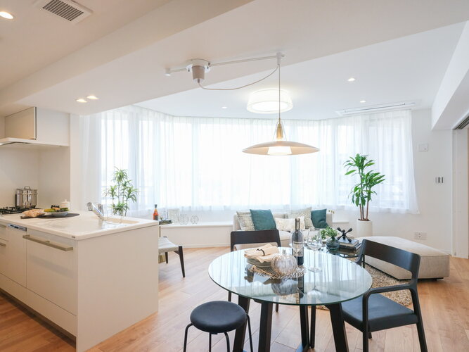 大きな窓から眩いほどの陽光が注がれるリビングダイニングです。心がほっとするような明るい空間に、明日への活力を養うことができる心地良い時間が流れます。 大きな窓から眩いほどの陽光が注がれるリビングダイニングです。心がほっとするような明るい空間に、明日への活力を養うことができる心地良い時間が流れます。