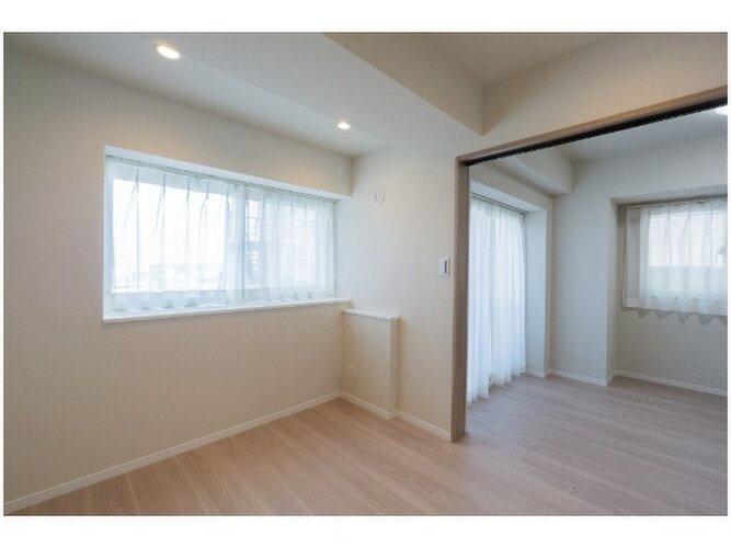 内装はシンプルに落ち着きのある空間にしています。ゆったりとしたひとときを過ごせそうです♪ 内装はシンプルに落ち着きのある空間にしています。ゆったりとしたひとときを過ごせそうです♪