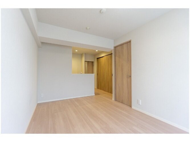 柔らかな色合いのフローリングと清潔感のあふれる白のクロスが明るい空間を創り出しているLDK。柔らかな色合いのフローリングと清潔感のあふれる白のクロスが明るい空間を創り出しているLDK。