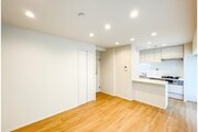 お部屋の形が綺麗なリビングの為、テーブルやソファなどの家具を一通り置くことができそうです♪ お部屋の形が綺麗なリビングの為、テーブルやソファなどの家具を一通り置くことができそうです♪