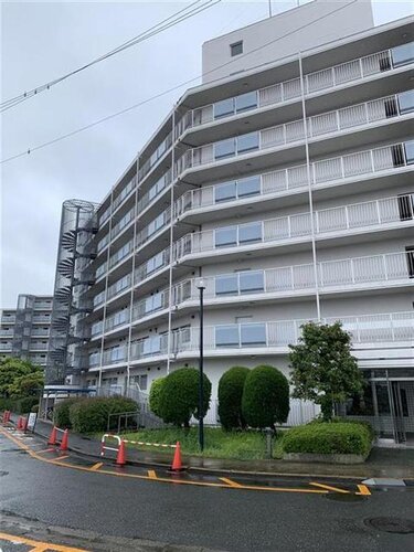 横浜市営地下鉄ブルーライン「港南中央」駅より徒歩13分。平成19年築のマンション。 横浜市営地下鉄ブルーライン「港南中央」駅より徒歩13分。平成19年築のマンション。