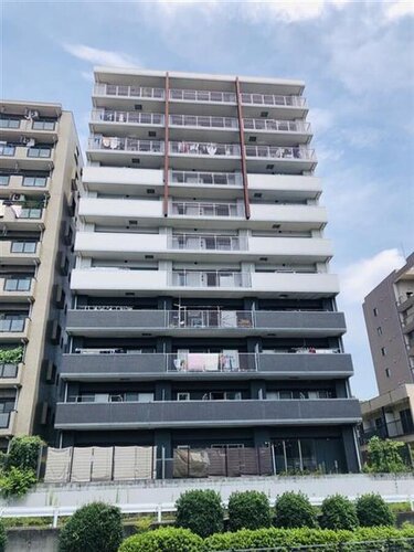 特急停車駅京王多摩センター駅より徒歩7分。都市機能の利便性を感じられる立地に建つマンションです。