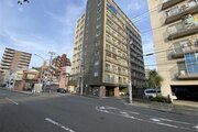 京浜急行線「黄金町」駅まで徒歩2分。都市機能の利便性を感じられる立地に建つマンションです。