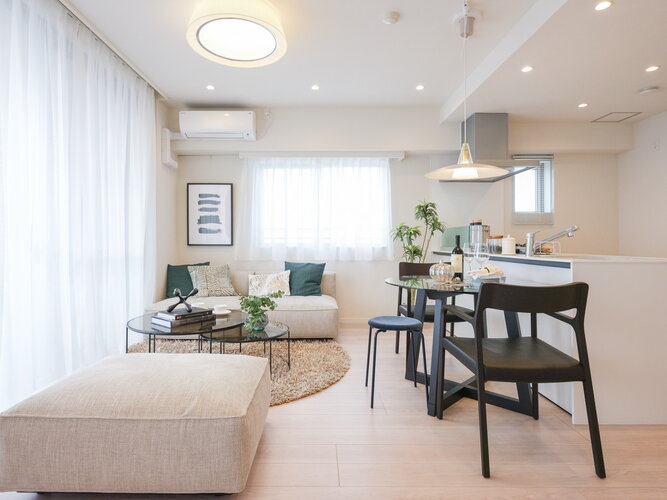 南向きの窓から心地よい光と風を運んでくれるリビングダイニングです。ホワイト調の洗練された住空間は、時代や流行を問わず長く着られる衣服のように、安らぎを感じる住まいです。 南向きの窓から心地よい光と風を運んでくれるリビングダイニングです。ホワイト調の洗練された住空間は、時代や流行を問わず長く着られる衣服のように、安らぎを感じる住まいです。