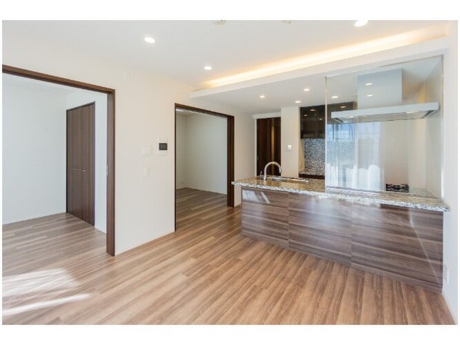 内装はシンプルに落ち着きのある空間にしています。ゆったりとしたひとときを過ごせそうです♪