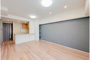 お部屋の形が綺麗なリビングの為、テーブルやソファなどの家具を一通り置くことができそうです♪