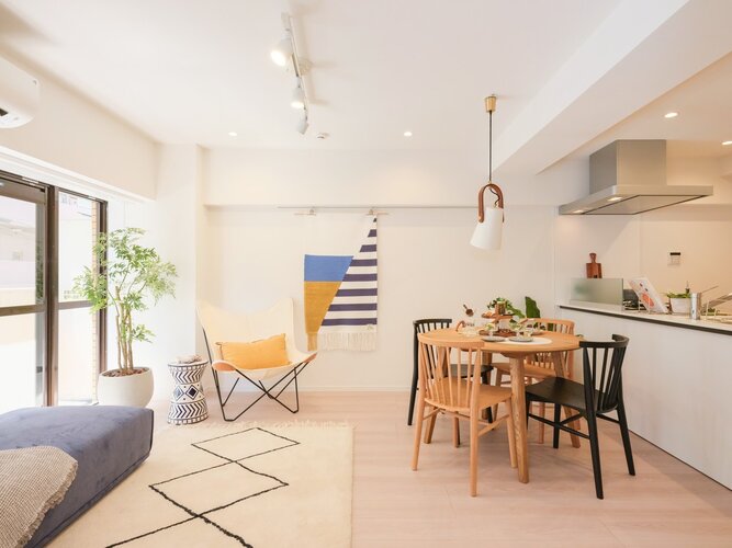 目に肌にやさしく温かな素材で仕上げた居住空間です。スマートでナチュラルな内装はどんなインテリアも受け止める柔軟性が魅力です。 目に肌にやさしく温かな素材で仕上げた居住空間です。スマートでナチュラルな内装はどんなインテリアも受け止める柔軟性が魅力です。