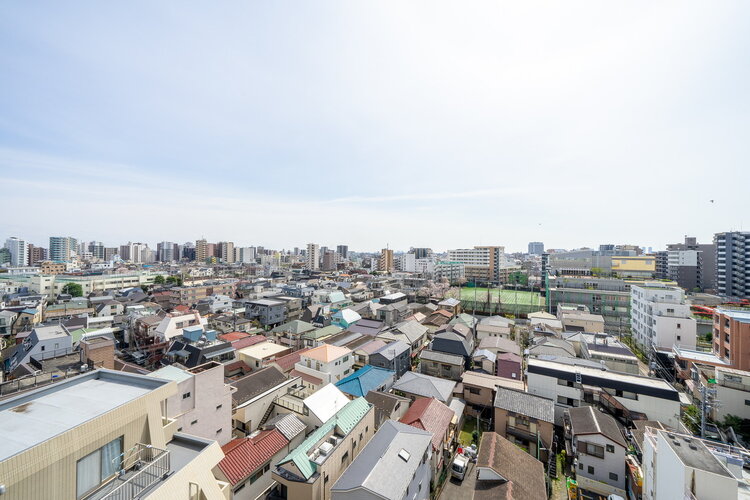 10階のお部屋からは青々とした開けた空を見渡せる眺望が望めます。遠くの天気もよく見え開放感が溢れるひととき。だんだんと変わっていく空の色の変化を愉しみリフレッシュするのも良さそうです。 10階のお部屋からは青々とした開けた空を見渡せる眺望が望めます。遠くの天気もよく見え開放感が溢れるひととき。だんだんと変わっていく空の色の変化を愉しみリフレッシュするのも良さそうです。