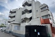 閑静な住宅街に佇むマンション。柔らかい色調とマットな素材が穏やかな雰囲気を奏でます。 閑静な住宅街に佇むマンション。柔らかい色調とマットな素材が穏やかな雰囲気を奏でます。