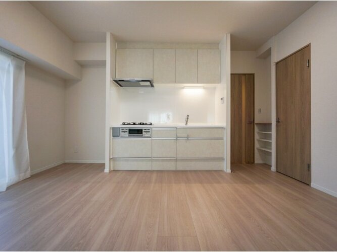 落ち着きのあるフローリングと清潔感のあるクロスが心和む空間を作り出しています。 落ち着きのあるフローリングと清潔感のあるクロスが心和む空間を作り出しています。