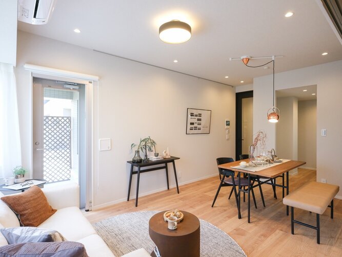 上質な木の温もりが安らぎと癒しの空間を演出するリビングです。床暖房が敷設されているので、一年中快適な室温でお過ごしいただけます。