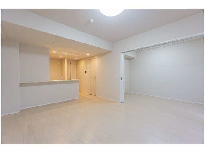 広々とした開放感を感じるLDK。思い思いに憩いの場所を作り上げていけそうです。