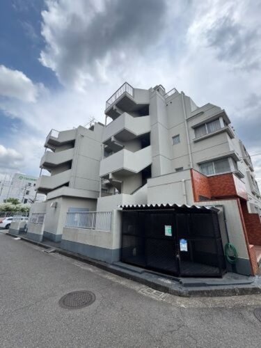 閑静な住宅街に佇むマンション。柔らかい色調とマットな素材が穏やかな雰囲気を奏でます。 閑静な住宅街に佇むマンション。柔らかい色調とマットな素材が穏やかな雰囲気を奏でます。