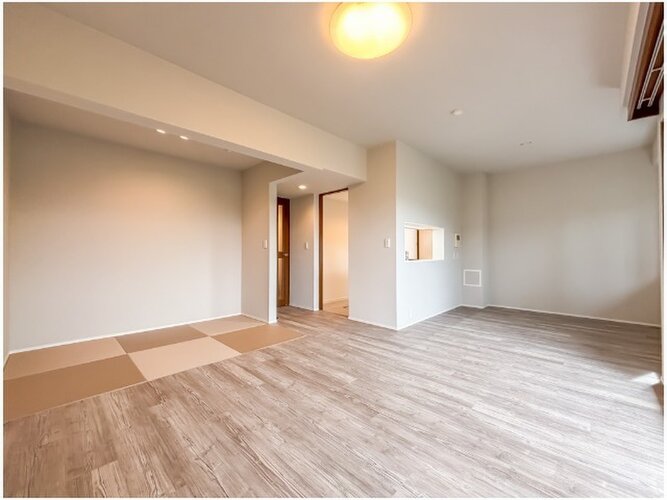 柔らかな色合いのフローリングと清潔感のあふれる白のクロスが明るい空間を創り出しているリビングダイニング。