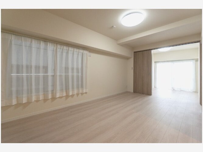 降り注ぐ陽光をいっぱいに浴びて、ライトと共にLDK全体を明るく・開放感のある快適な空間にしました。