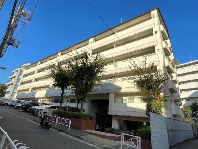 どこか余裕を感じさせるシャープなフォルムで佇む外観は、晴天の空と合わせる事で堂々たる趣を見せます。