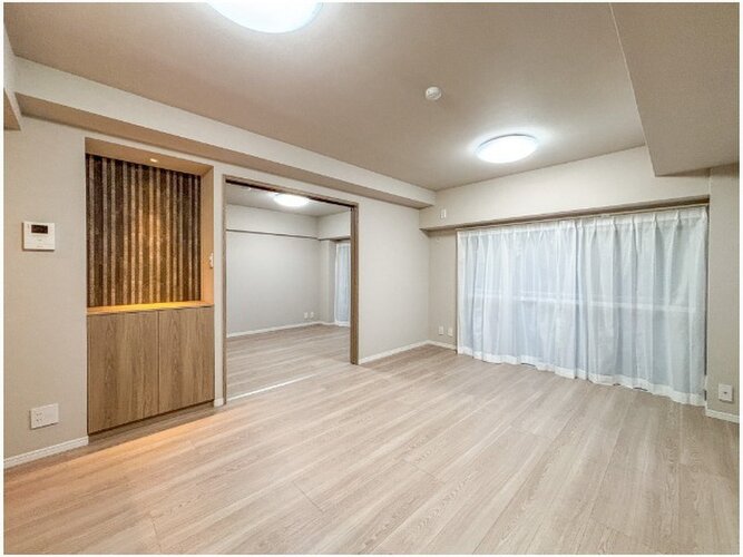 柔らかな色合いのフローリングと清潔感のあふれる白のクロスが明るい空間を創り出しているLDK。 柔らかな色合いのフローリングと清潔感のあふれる白のクロスが明るい空間を創り出しているLDK。