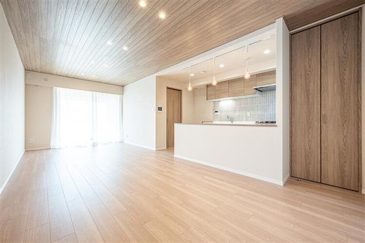 お部屋の形が綺麗なリビングの為、テーブルやソファなどの家具を一通り置くことができそうです♪ お部屋の形が綺麗なリビングの為、テーブルやソファなどの家具を一通り置くことができそうです♪