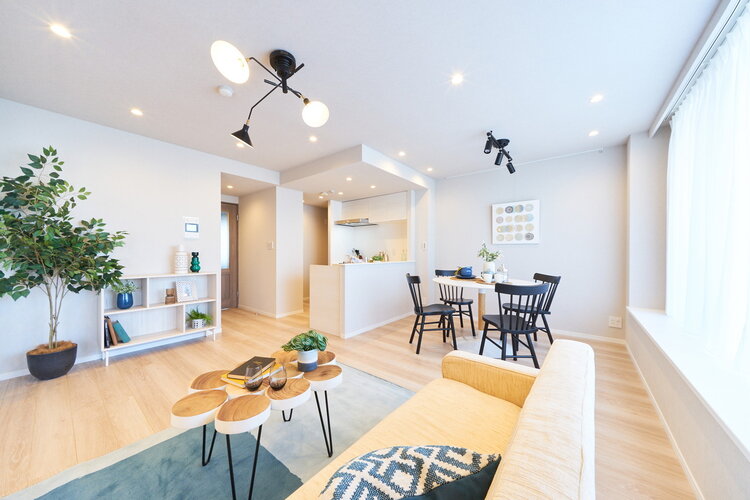 窓から注ぐたっぷりの光が、木の温もり宿るフローリングを照らすリビングダイニングです。温もりを感じるフローリングやホワイトで統一された壁紙が、やわらかい雰囲気を演出してくれます。 窓から注ぐたっぷりの光が、木の温もり宿るフローリングを照らすリビングダイニングです。温もりを感じるフローリングやホワイトで統一された壁紙が、やわらかい雰囲気を演出してくれます。