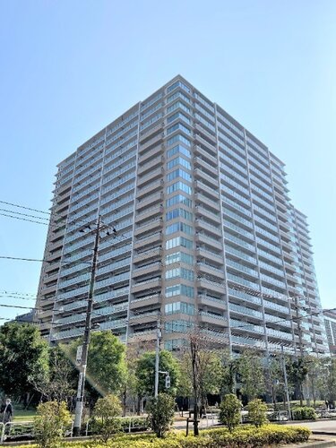 東京メトロ有楽町線「豊洲」駅より徒歩5分。都市機能の利便性を感じられる立地に建つマンションです。