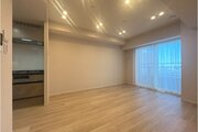 柔らかな色合いのフローリングと清潔感のあふれる白のクロスが明るい空間を創り出しているLDK。
