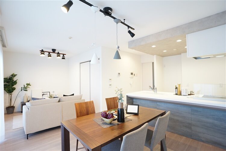 広々とした開放感を感じるLDK。思い思いに憩いの場所を作り上げていけそうです。※家具はディスプレイです。 広々とした開放感を感じるLDK。思い思いに憩いの場所を作り上げていけそうです。※家具はディスプレイです。