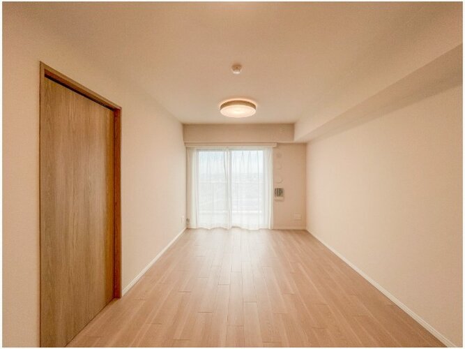 広々とした開放感を感じるLDK。思い思いに憩いの場所を作り上げていけそうです。 広々とした開放感を感じるLDK。思い思いに憩いの場所を作り上げていけそうです。