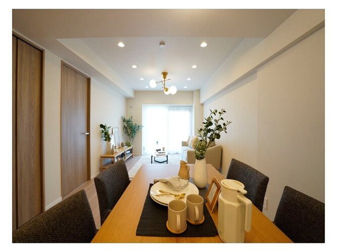 柔らかな色合いのフローリングと清潔感のあふれる白のクロスが明るい空間を創り出しているLDK。 柔らかな色合いのフローリングと清潔感のあふれる白のクロスが明るい空間を創り出しているLDK。