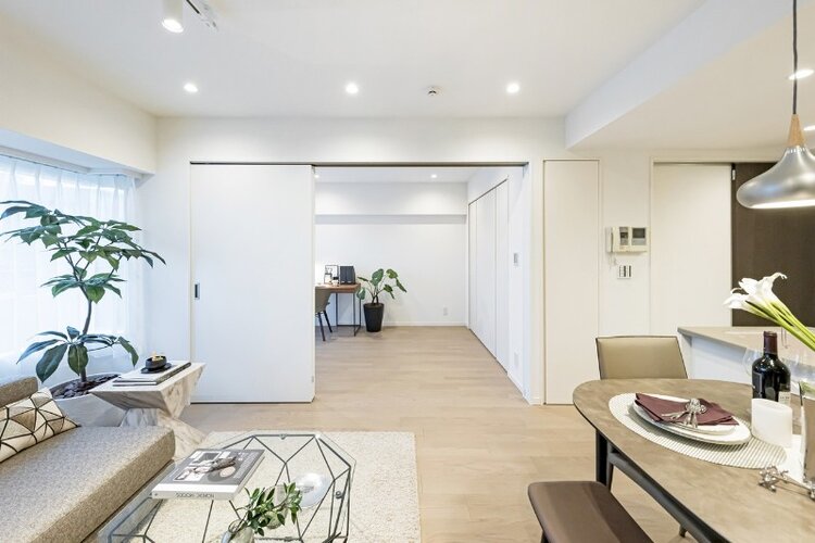 心地よい光と風が訪れる、安らぎのリビングダイニングです。温もりを感じる木目調のフローリングと建具やホワイトのクロスが、上質な雰囲気を醸し出します。