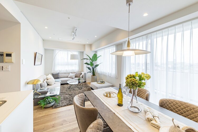 二面採光ならではのたっぷりの光と風を運んでくれる明るいリビングです。温もりを感じる木目調のフローリングやホワイトのクロスが、上質な雰囲気を醸し出します。 二面採光ならではのたっぷりの光と風を運んでくれる明るいリビングです。温もりを感じる木目調のフローリングやホワイトのクロスが、上質な雰囲気を醸し出します。