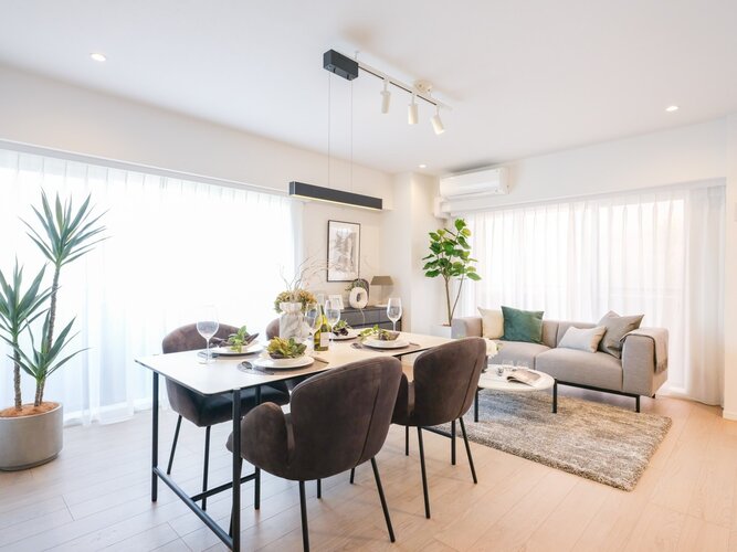 ゆらめくカーテンの向こうから、温かい陽の光と風通しの良さを感じ、明るく開放的なリビングです。豊かに快適に、大切な「日常」を紡いでいける居住空間です。 ゆらめくカーテンの向こうから、温かい陽の光と風通しの良さを感じ、明るく開放的なリビングです。豊かに快適に、大切な「日常」を紡いでいける居住空間です。