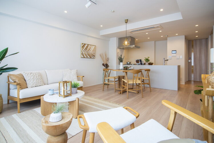 木の温もりを感じるナチュラルテイストなお部屋です。「自分らしい暮らし」や「好きなもの」を大切にする人のための住まいです。 木の温もりを感じるナチュラルテイストなお部屋です。「自分らしい暮らし」や「好きなもの」を大切にする人のための住まいです。