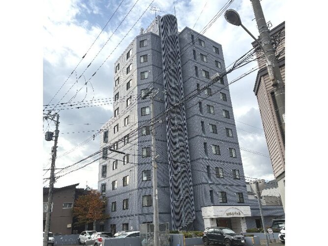 統一した色調でデザインされたマンションは周囲と調和した景観を生み出しています。 統一した色調でデザインされたマンションは周囲と調和した景観を生み出しています。