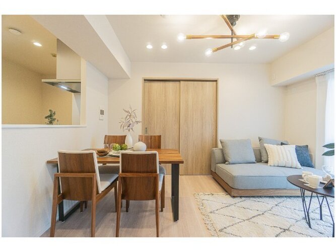 お部屋の形が綺麗なリビングの為、テーブルやソファなどの家具を一通り置くことができそうです♪ お部屋の形が綺麗なリビングの為、テーブルやソファなどの家具を一通り置くことができそうです♪