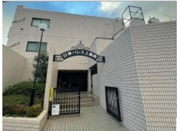 上福岡駅まで徒歩11分。都市生活の利便性と充実感を得られる立地に佇んでいます。