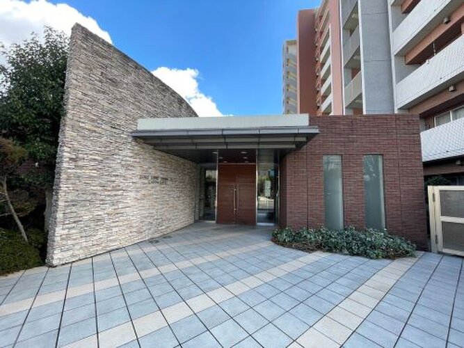 平成築、総戸数70戸のマンション。最寄り駅「海老名」駅まで徒歩9分ほど。 平成築、総戸数70戸のマンション。最寄り駅「海老名」駅まで徒歩9分ほど。