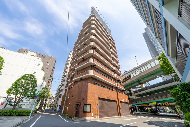 歴史情緒溢れる由緒正しき街に佇む、安心の新耐震基準マンションです。タイル貼りの綺麗な外観が特徴です。 歴史情緒溢れる由緒正しき街に佇む、安心の新耐震基準マンションです。タイル貼りの綺麗な外観が特徴です。