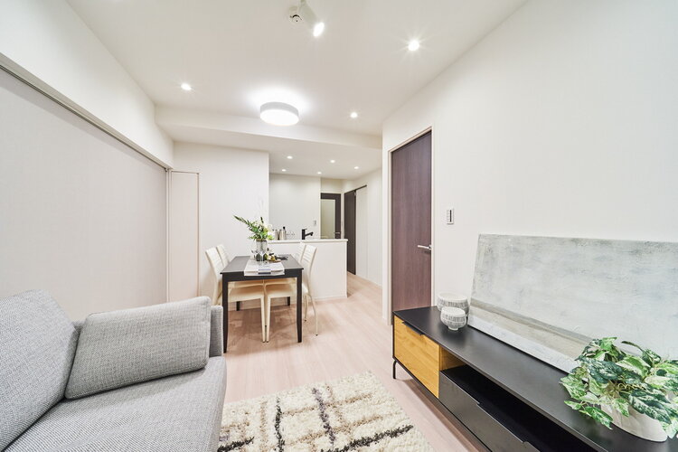 明日への活力を養うことができる安らぎ溢れる居住空間です。窓から自然光が注がれ、毎日が忙しいあなたもほっと一息つける安らぎのお部屋です。 明日への活力を養うことができる安らぎ溢れる居住空間です。窓から自然光が注がれ、毎日が忙しいあなたもほっと一息つける安らぎのお部屋です。