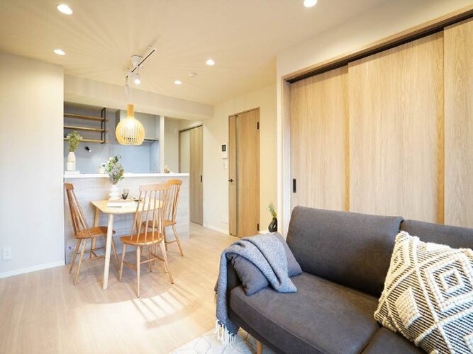 爽やかな風がそよぐ光に溢れた空間。清々しい気持ちになるお部屋です。 爽やかな風がそよぐ光に溢れた空間。清々しい気持ちになるお部屋です。