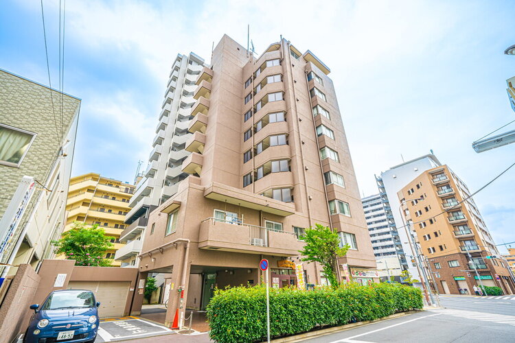 格調と静謐を強く息づかせたデザイン空間が、住む人や訪れる人を館内へとやさしくエスコートします。 格調と静謐を強く息づかせたデザイン空間が、住む人や訪れる人を館内へとやさしくエスコートします。