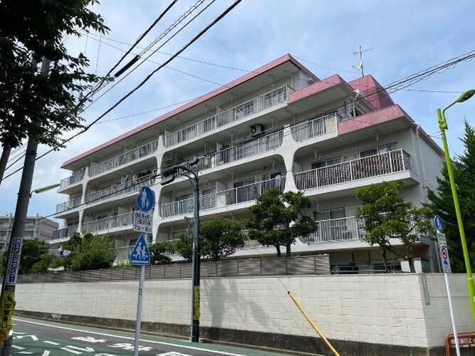 閑静な住宅街に佇むマンション。柔らかい色調とマットな素材が穏やかな雰囲気を奏でます。