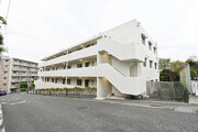 閑静な住宅街に佇むマンション。柔らかい色調とマットな素材が穏やかな雰囲気を奏でます。 閑静な住宅街に佇むマンション。柔らかい色調とマットな素材が穏やかな雰囲気を奏でます。