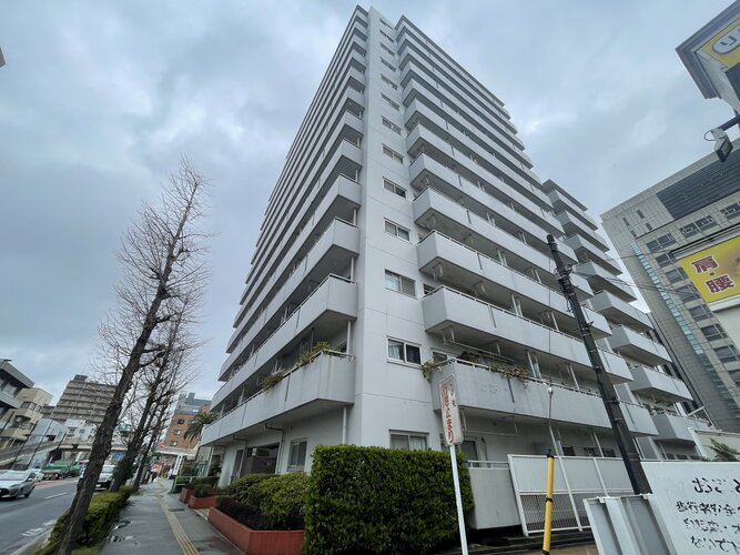 統一した色調でデザインされたマンションは周囲と調和した景観を生み出しています。