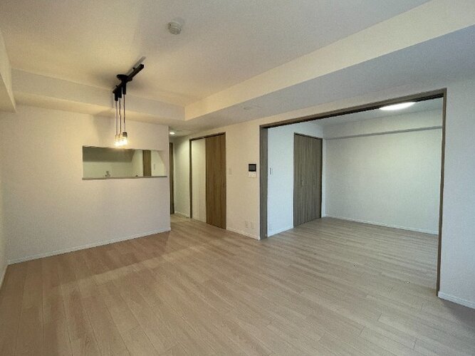 柔らかな色合いのフローリングと清潔感のあふれる白のクロスが明るい空間を創り出しているLDK。