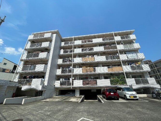 陽だまりの中でそよ風を感じる快適な空間。青空の下にその落ち着きのある外観を描き出します。 陽だまりの中でそよ風を感じる快適な空間。青空の下にその落ち着きのある外観を描き出します。