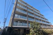 隙のないフォルムを包み込む植栽に囲まれたマンション。綺麗に手入れされております。 隙のないフォルムを包み込む植栽に囲まれたマンション。綺麗に手入れされております。